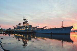 El museo flotante que guarda los secretos de la Segunda Guerra Mundial