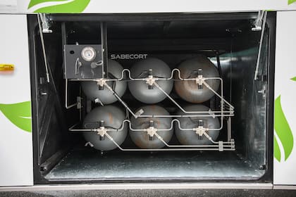 Este bus de Scania equipa seis tanques de gas de 150 L cada uno