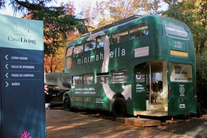 Este bus restaurado con el que Mínima Huella recorrerá el país hizo una parada en Experiencia Casa Living. Acérquense para conocer su plan de acción: transmisión de saberes, sustentabilidad, trabajo digno y belleza.