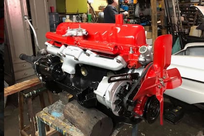 Este Cabriolet viene con el clásico y sencillo motor 172 con 6 cilindros en línea y 101 caballos de fuerza