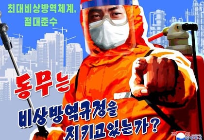 Este cartel de la emisora estatal KCNA pide a la gente que siga estrictamente las reglas de Covid
