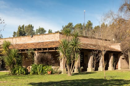 Este caserón rodeado de innumerables árboles, está ubicado a tres kilómetros de la Ruta 8, sobre un camino rural