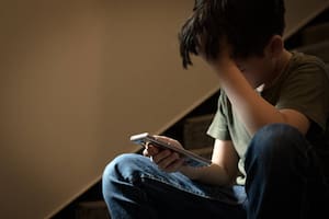 El alerta por los grupos de WhatsApp donde exponen a chicos a imágenes sexuales llegó a las escuelas