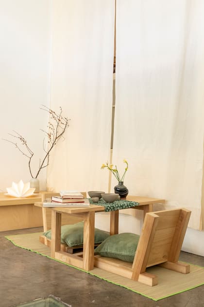Este conjunto de mesa y asientos propone una forma de "habitar" el suelo, algo típicamente japonés. En un uso occidental, es ideal para compartir juegos, lectura o merienda con los chicos.