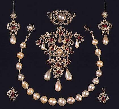 Este conjunto de perlas, rubíes y diamantes con collar, broche y pendientes también es una joya de la Corona danesa, y por lo tanto queda a disposición de la nueva Reina nacida en Australia.