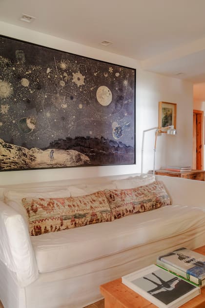 Este cuadro textil es una obra a cuatro manos que Mora hizo con Marcela Marcuzzi.