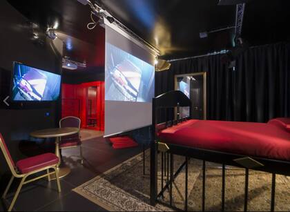 Este cuarto temático cuenta con la particularidad de una pantalla gigante en la que los huéspedes pueden ver su "performance"