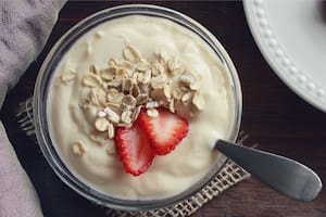 ¿Por qué es bueno desayunar yogur griego y avena?