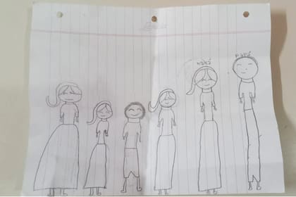 Este dibujo fue realizado por Lara para esta nota: así es como la niña de 12 años imagina su familia. La primera chica de la izquierda, es su hermana Milagros, le siguen los mellizos, ella y la mamá y el papá con los que sueñan.