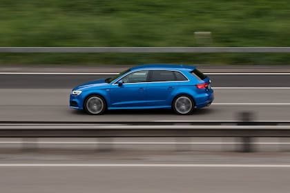 Este dispositivo alertaría a los conductores cuando excedan el límite de velocidad por más de 16 kilómetros por hora