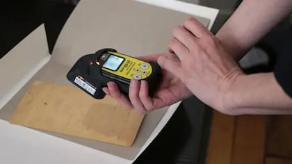 Este documento de Marie Curie lleva una huella muy particular, medible sólo con un monitor de radiación