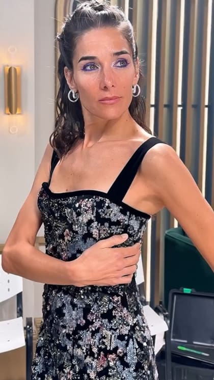 Este domingo Juana llevó como accesorios un par de pulseras con cristales brillantes y un juego de aros en forma de corazón