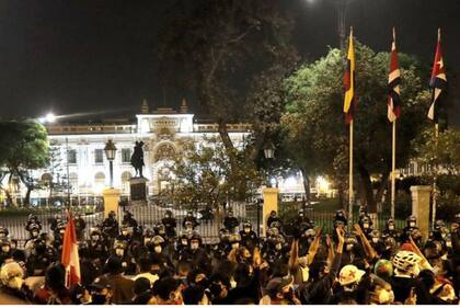 Este domingo, los ciudadanos volvieron a quedarse en las calles hasta altas horas de la noche a la espera de una solución a la crisis política.