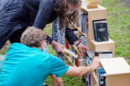 Este domingo, los lectores eligieron libros en la "biblioteca abierta" del Filba, en el jardín del Museo Sívori