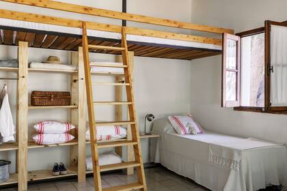 Éste dormitorio está en la finca La Francia en Traslasierra. arquitecto Leandro Egido Hardoy y la dirección de obra a cargo del arquitecto Luis Heredia.