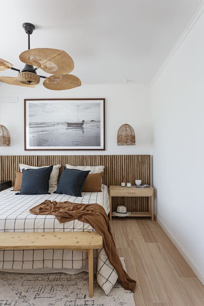 Este dormitorio evoca el verano mediterráneo con paredes blancas que aportan luz y amplitud, detalles en azul que suman frescura y rayas como sello distintivo.