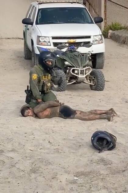 Este era el otro hombre que estaba sometido en la arena mientras el policía migratorio peleaba a golpes con el supuesto coyote