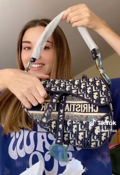 Este es el bolso que las dos jóvenes le reglaron a su trabajadora del hogar