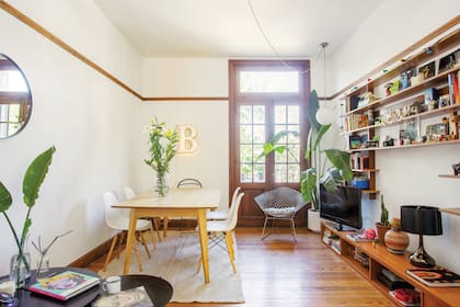 Este es el centro de los proyectos colectivos y cotidianos de la familia. Aquí se reúnen a comer y también dibujan, hacen collage o leen juntos.