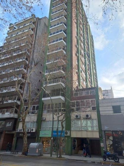 Este es el edificio donde se encuentra el monoambiente con cochera en Recoleta