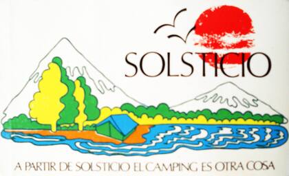 Este es el logo de Solsticio, la marca de carpas de campaña de los Benvenutti. Desarrollaron diferentes tipos de carpas a dos aguas o estilo "canadiense". "Recuerdo que el diseño permitía que juntaras muchas carpas para hacer una especie de palacio", recuerda Leonardo Benvenutti.