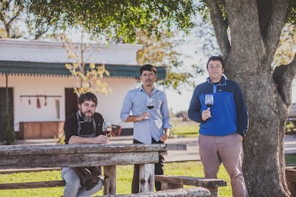 “Este es el primer vino de Areco y, más allá de eso, todo lo que rodea al vino es algo muy lindo". Adrián La Greca (izq.), Facundo Cárdenas (centro) y el Hernán "Chino" Fiore (der.)