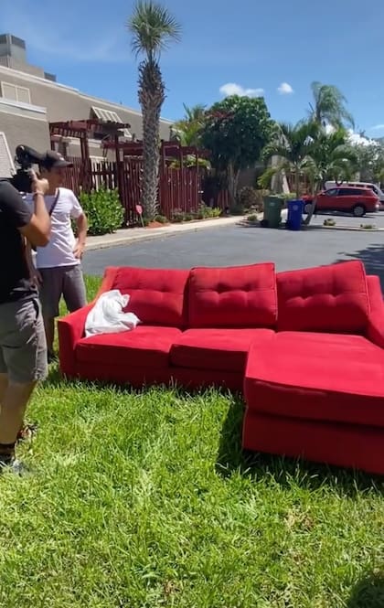 Este es el sofá que se encontraron los tiktokers