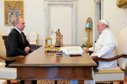 El presidente de Rusia, Vladimir Putin, y el líder de la Iglesia católica, el papa Francisco