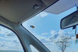 El truco viral para usar la visera parasol de tu auto de la forma correcta