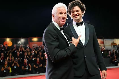 "Este es mi hijo", parece decir un Richarde Gere orgulloso, presentando a su hijo Homer en la alfombra roja de Venecia