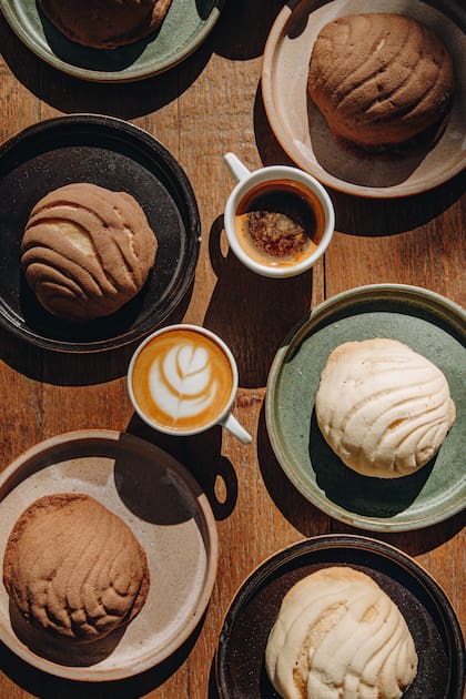 Este es un pan dulce tradicional en México llamado concha. Generalmente se come con un café o chocolate caliente.