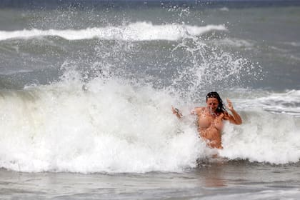 Este es un sector de costa virgen: una playa pública cuyos habitués se organizan para mantener en buen estado, ya que carece de servicios