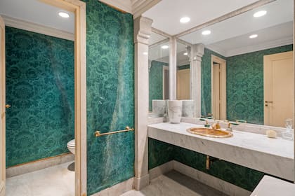 Este es uno de los baños que tiene la casa de la familia Macri en Barrio Parque