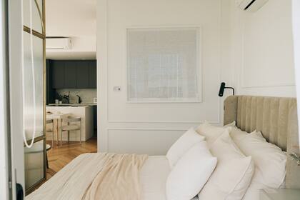 Este es uno de los rincones en los que se ve el juego de blanco sobre blanco entre las paredes con molduras y la obra de Bárbara Kaplan (Diderot.art).