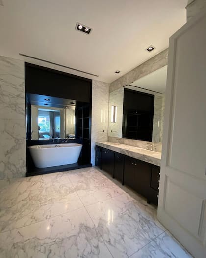 Este es uno de los tres baños que se encuentran en la mansión