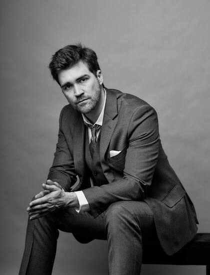 Este escritor norteamericano se convirtió en el nuevo rey de los thrillers domésticos con una novela inspirada en "La ventana indiscreta"