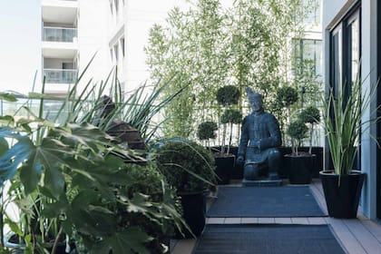 Este espacio con gran trabajo en paisajismo de Campbell & Marshall, supo dar sentido a Los Soldados de terracota.