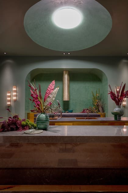 Este espacio fue pensado como un hotel con cocina a la vista; en el espacio se utilizaron las terminaciones y nuevos zócalos extra line Épsilon, de Atrim.