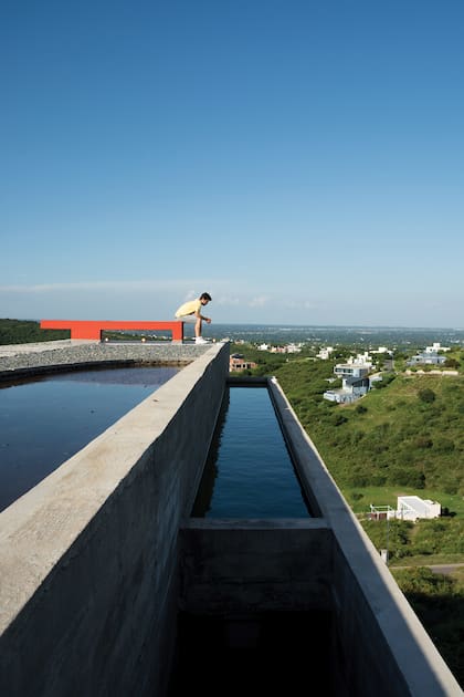 Este espacio funcional como una laguna de retención que cuando llueve alcanza el suelo.