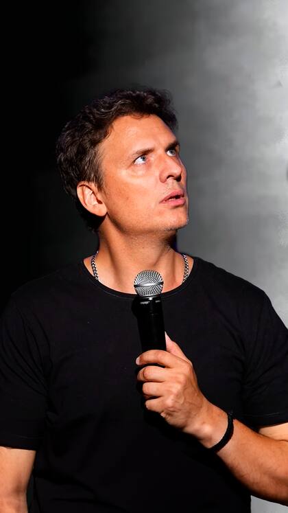 "Este espectáculo me agarra a mis cuarenta largos, sin entender muy bien si estoy viviendo como debería o si solo hago lo que puedo”, comenta Campa