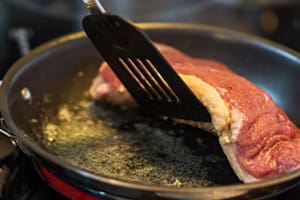 ¿Por qué la carne suelta agua al cocinarse y qué se puede hacer para evitarlo?
