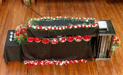 Este féretro se usa para las "tenidas fúnebres". Corresponde a una ceremonia que se hace todos los años y es abierta al público. Se realiza en homenaje a todos los masones fallecidos en ese año y se invita a sus familiares y amigos.