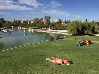 Este fin de semana, hubo momentos de relax al aire libre y bajo el sol, respetando la distancia social en los principales parques de la provincia.