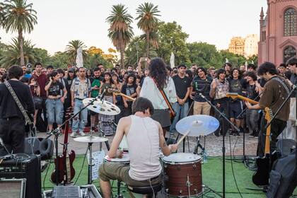 Este fin de semana se presenta Riel, un dúo que mezcla indie rock, shoegaze, garage y post-punk