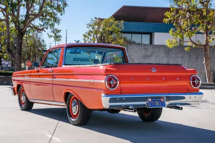 Este Ford Ranchero Deluxe de 1965 trae un potente motor V8, tapizados de cuerina y aire acondicionado