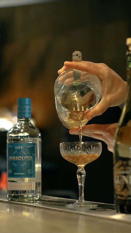 Este gin de corte tradicional está compuesto por 13 botánicos.