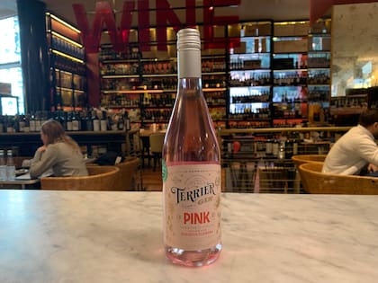 Este gin destilado en Mendoza se ofrece en cinco variedades. La Pink es una edición especial.