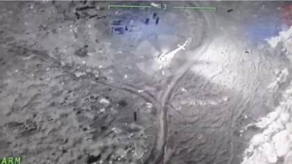 Este helicóptero explotó segundos después de que se tomara esta captura de pantalla en la isla de las Serpientes. Tanto Rusia y Ucrania se adjudicaron la responsabilidad del ataque