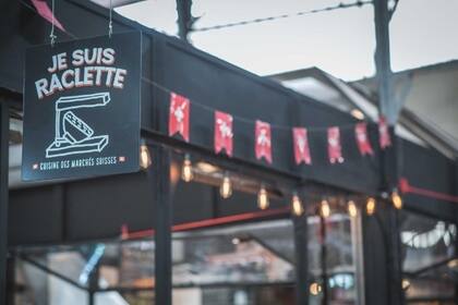 Este hito de la comida callejera suiza parte de un exquisito queso raclette fundido, ¿qué puede salir mal?