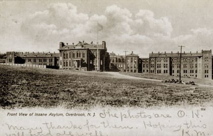 Este hospital esconde un pasado marcado por tragedias, y se cree que las almas de antiguos pacientes todavía recorren sus pasillos. Foto: weirdnj.com.